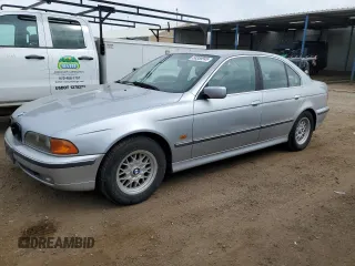 1997 BMW 5 Series 528i z VIN WBADD6324VBW25399, wystawiony jako Copart lot #50358945 z przebiegiem 197 739 mil mil oraz Czysty tytuł • Clean title. Historia ofert i sprzedaży dostępna na DreamBid. Obrazek 1.