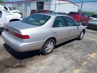 1999 Toyota Camry LE z VIN 4T1BG22K4XU428344, wystawiony jako IAAI lot #42269049 z przebiegiem 330 395 mil mil oraz . Historia ofert i sprzedaży dostępna na DreamBid. Obrazek 4.