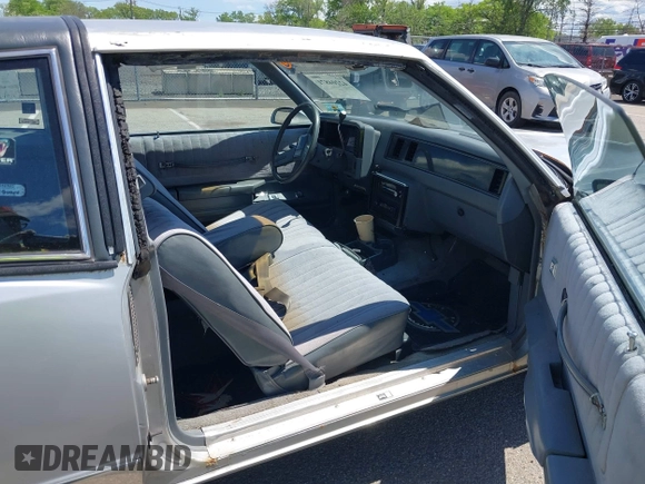 1987 Chevrolet Monte Carlo z VIN 1G1GZ11Z4HR114011, wystawiony jako IAAI lot #42204871 z przebiegiem 74 357 mil mil oraz . Historia ofert i sprzedaży dostępna na DreamBid. Obrazek 5.