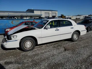 2002 Lincoln Town Car Executive z VIN 1LNHM81WX2Y667652, wystawiony jako Copart lot #83873954 z przebiegiem 163 918 mil mil oraz Szkoda całkowita • Salvage title. Historia ofert i sprzedaży dostępna na DreamBid. Obrazek 1.