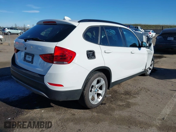 2015 BMW X1 sDrive28i z VIN WBAVM1C50FVZ94553, wystawiony jako IAAI lot #41321995 z przebiegiem Nie podano mil oraz . Historia ofert i sprzedaży dostępna na DreamBid. Obrazek 4.