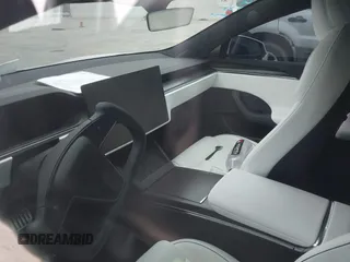 2021 Tesla Model S Plaid z VIN 5YJSA1E64MF452744, wystawiony jako IAAI lot #41375136 z przebiegiem Nie podano mil oraz . Historia ofert i sprzedaży dostępna na DreamBid. Obrazek 17.
