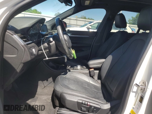 2017 BMW X1 xDrive28i z VIN WBXHT3Z36H4A55751, wystawiony jako Copart lot #56922145 z przebiegiem 62 760 mil mil oraz Szkoda całkowita • Salvage title. Historia ofert i sprzedaży dostępna na DreamBid. Obrazek 7.