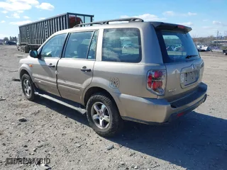 2007 Honda Pilot LX with VIN 5FNYF28127B038187, listed as a IAAI auction lot 41639252 with 149,548 mi miles. Bid and sale history available at carsss.com. Image 3.