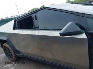2024 Tesla Cybertruck Cyberbeast z VIN 7G2CEHEE3RA041930, wystawiony jako IAAI lot #42155289 z przebiegiem 4 082 mil mil oraz . Historia ofert i sprzedaży dostępna na DreamBid. Obrazek 14.
