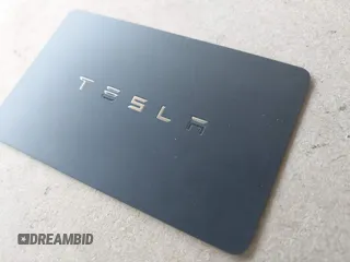 2018 Tesla Model 3 Long Range Battery z VIN 5YJ3E1EB6JF105837, wystawiony jako IAAI lot #41763460 z przebiegiem 100 387 mil mil oraz . Historia ofert i sprzedaży dostępna na DreamBid. Obrazek 11.