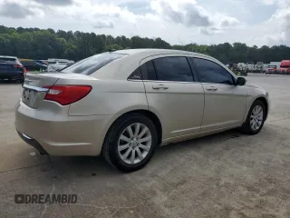 2014 Chrysler 200 Touring z VIN 1C3CCBBB6EN197723, wystawiony jako Copart lot #59495985 z przebiegiem 110 107 mil mil oraz Czysty tytuł • Clean title. Historia ofert i sprzedaży dostępna na DreamBid. Obrazek 3.