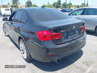 2016 BMW 3 Series 320i xDrive z VIN WBA8E5G55GNT94401, wystawiony jako IAAI lot #42544549 z przebiegiem 79 318 mil mil oraz . Historia ofert i sprzedaży dostępna na DreamBid. Obrazek 3.