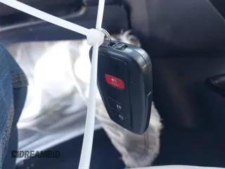 2020 Toyota Prius L Eco z VIN JTDKARFUXL3125434, wystawiony jako IAAI lot #42201623 z przebiegiem 58 609 mil mil oraz . Historia ofert i sprzedaży dostępna na DreamBid. Obrazek 11.