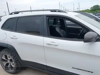 2015 Jeep Cherokee Trailhawk with VIN 1C4PJMBS9FW623740, listed as a IAAI auction lot 42131019 with 155,105 mi miles and . Bid and sale history available at DreamBid. Image 13.