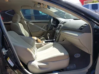 2008 Toyota Camry LE z VIN 4T4BE46KX8R023995, wystawiony jako IAAI lot #41837407 z przebiegiem 197 425 mil mil oraz . Historia ofert i sprzedaży dostępna na DreamBid. Obrazek 5.