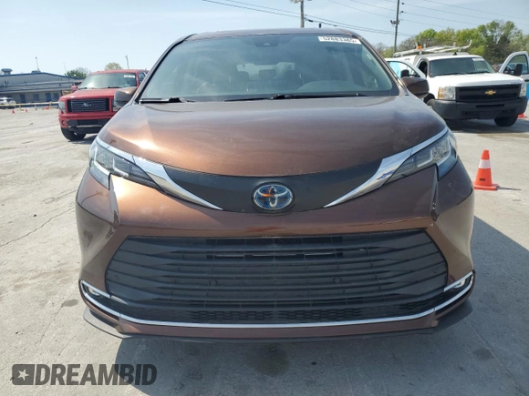 2021 Toyota Sienna XLE with VIN 5TDYRKEC1MS045992, listed as a Copart auction lot 52883385 with 47,847 mi miles and Clean Title. Bid and sale history available at DreamBid. Image 5.