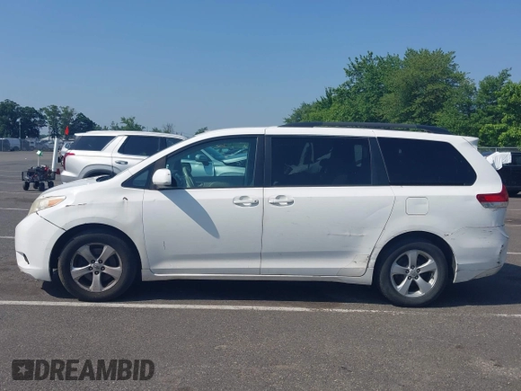 2011 Toyota Sienna LE AAS с VIN 5TDKK3DC7BS035000, выставлен на аукционе IAAI как лот 42571776 с пробегом 75 928 миль миль и . История ставок и продаж доступна на DreamBid. Изображение 14.