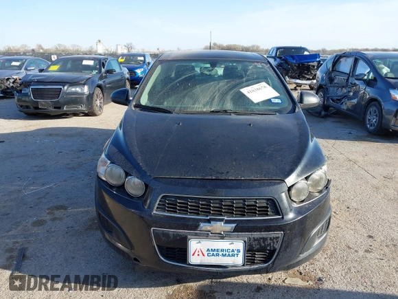 2014 Chevrolet Sonic LT z VIN 1G1JC5SH7E4127137, wystawiony jako IAAI lot #41838678 z przebiegiem 116 415 mil mil oraz . Historia ofert i sprzedaży dostępna na DreamBid. Obrazek 12.