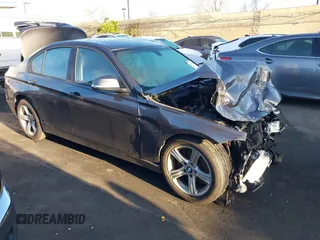 2012 BMW 3 Series 328i z VIN WBA3C1C56CF430938, wystawiony jako IAAI lot #41749278 z przebiegiem Nie podano mil oraz . Historia ofert i sprzedaży dostępna na DreamBid. Obrazek 1.