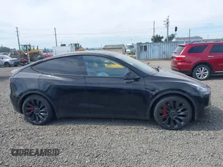 2022 Tesla Model Y Performance z VIN 7SAYGDEF5NF546680, wystawiony jako IAAI lot #42229359 z przebiegiem 55 597 mil mil oraz . Historia ofert i sprzedaży dostępna na DreamBid. Obrazek 13.