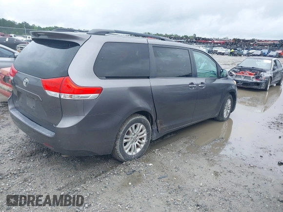 2011 Toyota Sienna XLE AAS z VIN 5TDYK3DC9BS114078, wystawiony jako IAAI lot #42434853 z przebiegiem 301 384 mil mil oraz . Historia ofert i sprzedaży dostępna na DreamBid. Obrazek 4.