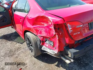 2013 Volkswagen Jetta SE z VIN 3VWDP7AJ2DM396638, wystawiony jako IAAI lot #41917933 z przebiegiem 156 882 mil mil oraz . Historia ofert i sprzedaży dostępna na DreamBid. Obrazek 6.