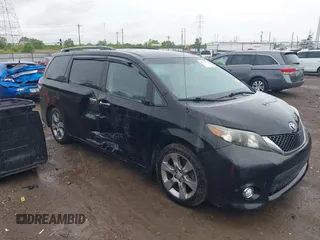 2014 Toyota Sienna SE z VIN 5TDXK3DCXES460558, wystawiony jako IAAI lot #42225387 z przebiegiem 178 568 mil mil oraz . Historia ofert i sprzedaży dostępna na DreamBid. Obrazek 1.