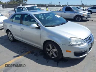 2008 Volkswagen Jetta SE z VIN 3VWRZ71K08M194590, wystawiony jako IAAI lot #41973206 z przebiegiem 103 753 mil mil oraz . Historia ofert i sprzedaży dostępna na DreamBid. Obrazek 1.