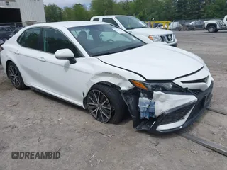 2023 Toyota Camry SE z VIN 4T1T11BK3PU105645, wystawiony jako IAAI lot #42298237 z przebiegiem 33 126 mil mil oraz . Historia ofert i sprzedaży dostępna na DreamBid. Obrazek 1.