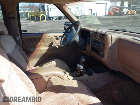 1997 GMC Jimmy SLS with VIN 1GKDT13WXV2567802, listed as a IAAI auction lot 41808103 with 118,001 mi miles. Bid and sale history available at carsss.com. Image 5.