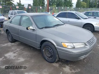 1998 Toyota Camry LE z VIN 4T1BF22K2WU042166, wystawiony jako IAAI lot #42416930 z przebiegiem 124 809 mil mil oraz . Historia ofert i sprzedaży dostępna na DreamBid. Obrazek 1.