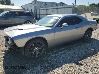 2018 Dodge Challenger SXT z VIN 2C3CDZAG7JH259426, wystawiony jako Copart lot #55763145 z przebiegiem 109 715 mil mil oraz Szkoda całkowita • Salvage title. Historia ofert i sprzedaży dostępna na DreamBid. Obrazek 1.