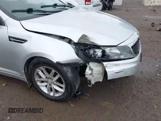 2013 Kia Optima LX z VIN KNAGM4A75D5431221, wystawiony jako IAAI lot #42244970 z przebiegiem 138 157 mil mil oraz . Historia ofert i sprzedaży dostępna na DreamBid. Obrazek 18.
