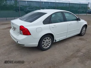 2008 Volvo S40 2.4L z VIN YV1MS382282351778, wystawiony jako IAAI lot #42229295 z przebiegiem 141 132 mil mil oraz . Historia ofert i sprzedaży dostępna na DreamBid. Obrazek 4.
