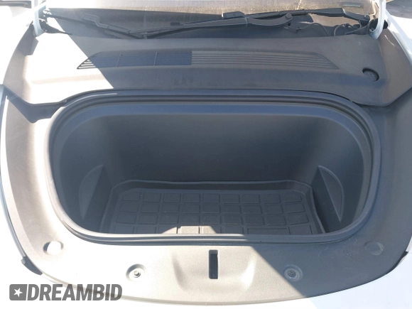 2020 Tesla Model Y Long Range with VIN 5YJYGDEE2LF044811, listed as a IAAI auction lot 41839136 with 68,445 mi miles and . Bid and sale history available at DreamBid. Image 10.
