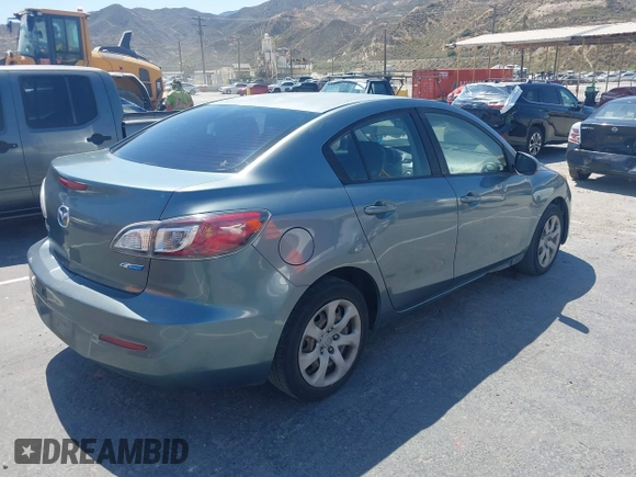 2013 Mazda 3 i Sport z VIN JM1BL1UP8D1736651, wystawiony jako IAAI lot #42263871 z przebiegiem 187 874 mil mil oraz . Historia ofert i sprzedaży dostępna na DreamBid. Obrazek 4.