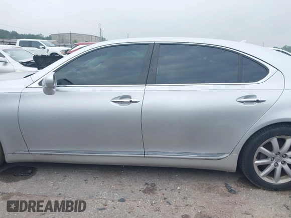 2007 Lexus LS 460 L z VIN JTHGL46F375014513, wystawiony jako IAAI lot #42124510 z przebiegiem Nie podano mil oraz . Historia ofert i sprzedaży dostępna na DreamBid. Obrazek 14.