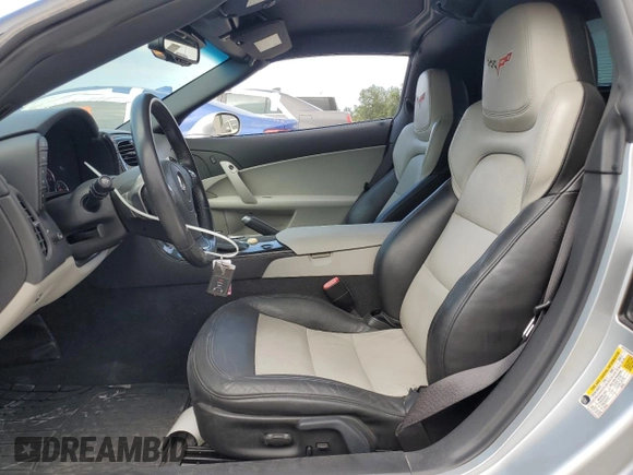 2012 Chevrolet Corvette 3LT с VIN 1G1YG2DW0C5100057, выставлен на аукционе Copart как лот 74807624 с пробегом 52 560 миль миль и Списание • Salvage title. История ставок и продаж доступна на DreamBid. Изображение 7.