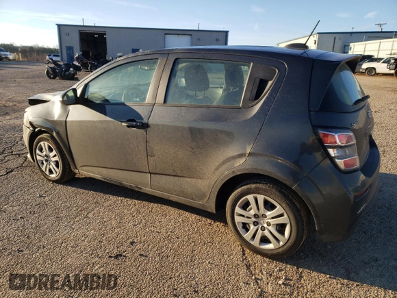 2020 Chevrolet Sonic LT z VIN 1G1JG6SB0L4117942, wystawiony jako Copart lot #45211285 z przebiegiem 88 597 mil mil oraz Szkoda całkowita • Salvage title. Historia ofert i sprzedaży dostępna na DreamBid. Obrazek 2.