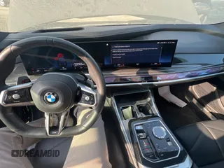 2023 BMW 7 Series 740i z VIN WBA23EH00PCM30022, wystawiony jako Copart lot #57565424 z przebiegiem 5 985 mil mil oraz . Historia ofert i sprzedaży dostępna na DreamBid. Obrazek 9.