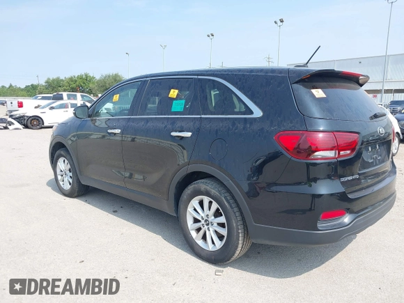 2019 Kia Sorento L z VIN 5XYPG4A39KG534430, wystawiony jako IAAI lot #42255655 z przebiegiem 167 437 mil mil oraz . Historia ofert i sprzedaży dostępna na DreamBid. Obrazek 3.