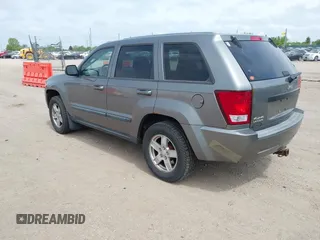 2007 Jeep Grand Cherokee Laredo z VIN 1J8GR48K77C660281, wystawiony jako IAAI lot #42293216 z przebiegiem 242 714 mil mil oraz . Historia ofert i sprzedaży dostępna na DreamBid. Obrazek 3.