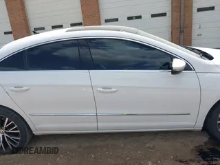 2014 Volkswagen CC Executive z VIN WVWGU7ANXEE507486, wystawiony jako IAAI lot #41943516 z przebiegiem 148 796 mil mil oraz . Historia ofert i sprzedaży dostępna na DreamBid. Obrazek 13.