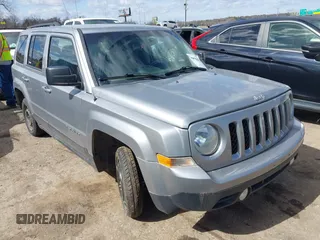 2016 Jeep Patriot Latitude z VIN 1C4NJPFB3GD715118, wystawiony jako IAAI lot #41698333 z przebiegiem 147 910 mil mil oraz . Historia ofert i sprzedaży dostępna na DreamBid. Obrazek 1.