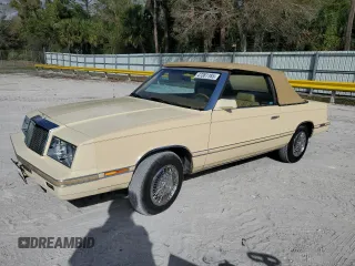 1982 Chrysler LeBaron z VIN 1C3BC45B6CG185348, wystawiony jako Copart lot #47381185 z przebiegiem 69 381 mil mil oraz Tytuł czysty. Historia ofert i sprzedaży dostępna na DreamBid. Obrazek 1.