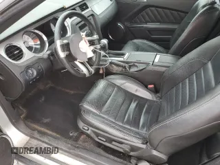 2010 Ford Mustang V6 z VIN 1ZVBP8EN0A5121975, wystawiony jako Copart lot #52117343 z przebiegiem 204 966 mil mil oraz Szkoda całkowita • Salvage title. Historia ofert i sprzedaży dostępna na DreamBid. Obrazek 7.
