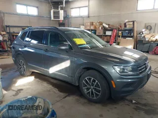 2020 Volkswagen Tiguan SE z VIN 3VV3B7AXXLM044697, wystawiony jako IAAI lot #41652113 z przebiegiem 140 911 mil mil oraz . Historia ofert i sprzedaży dostępna na DreamBid. Obrazek 1.
