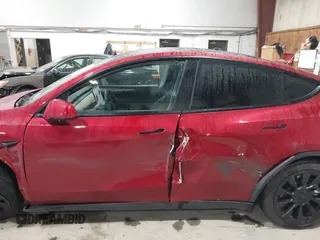 2024 Tesla Model Y Long Range with VIN 7SAYGAEE2RF986206, listed as a IAAI auction lot 42177852 with 14,399 mi miles and . Bid and sale history available at carsss.com. Image 18.