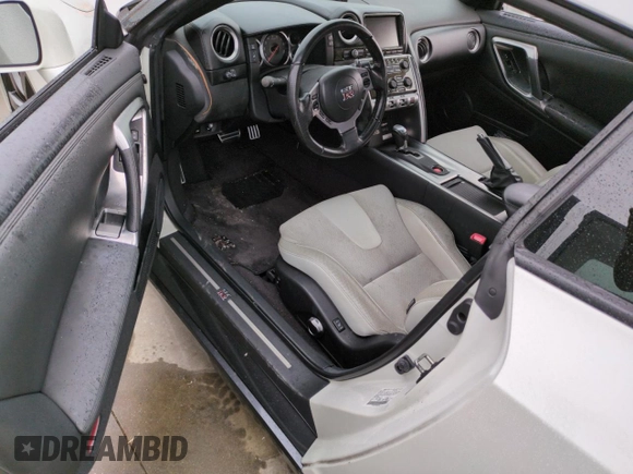 2011 Nissan GT-R Premium z VIN JN1AR5EF6BM240043, wystawiony jako Copart lot #74925154 z przebiegiem Nie podano mil oraz Szkody całkowita. Historia ofert i sprzedaży dostępna na DreamBid. Obrazek 8.