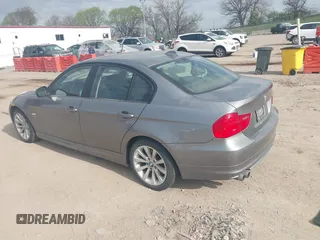 2011 BMW 3 Series 328i xDrive z VIN WBAPK5C52BF123454, wystawiony jako IAAI lot #42108474 z przebiegiem 111 165 mil mil oraz . Historia ofert i sprzedaży dostępna na DreamBid. Obrazek 3.