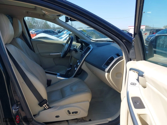 2015 Volvo XC60 T6 Drive-E Platinum with VIN YV449MDM5F2682413, listed as a IAAI auction lot 41791339 with 145,939 mi miles. Bid and sale history available at carsss.com. Image 5.