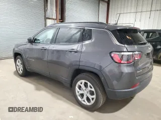 2024 Jeep Compass Latitude z VIN 3C4NJDBN3RT120345, wystawiony jako Copart lot #45423375 z przebiegiem 985 mil mil oraz Czysty tytuł • Clean title. Historia ofert i sprzedaży dostępna na DreamBid. Obrazek 2.