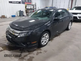 2010 Ford Fusion SE z VIN 3FAHP0HA5AR376700, wystawiony jako IAAI lot #42260240 z przebiegiem 98 509 mil mil oraz . Historia ofert i sprzedaży dostępna na DreamBid. Obrazek 2.