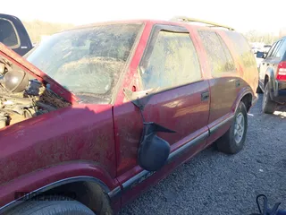 1997 Chevrolet Blazer LS z VIN 1GNDT13W3V2232285, wystawiony jako IAAI lot #41710231 z przebiegiem 1 930 079 mil mil oraz . Historia ofert i sprzedaży dostępna na DreamBid. Obrazek 6.